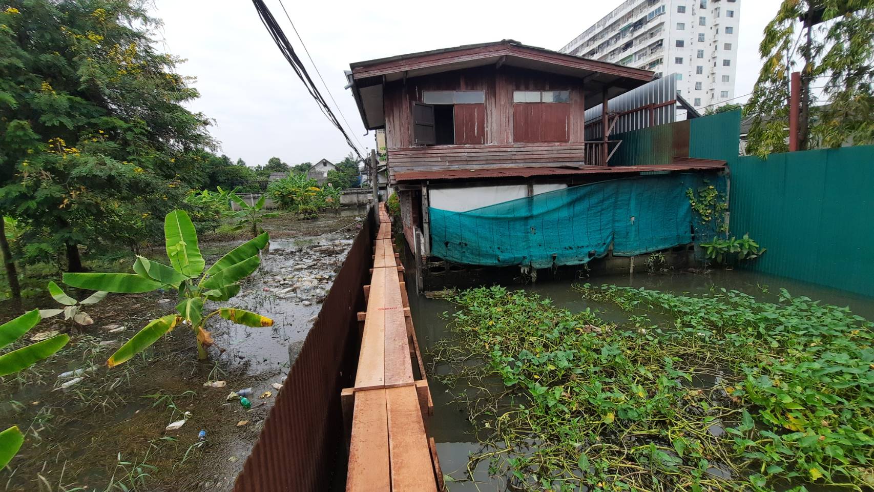 น้ำท่วมนนทบุรีเริ่มเน่าเหม็นกัดเท้าปชช.เทศบาลฯเร่งเข้าช่วยเหลือ 
