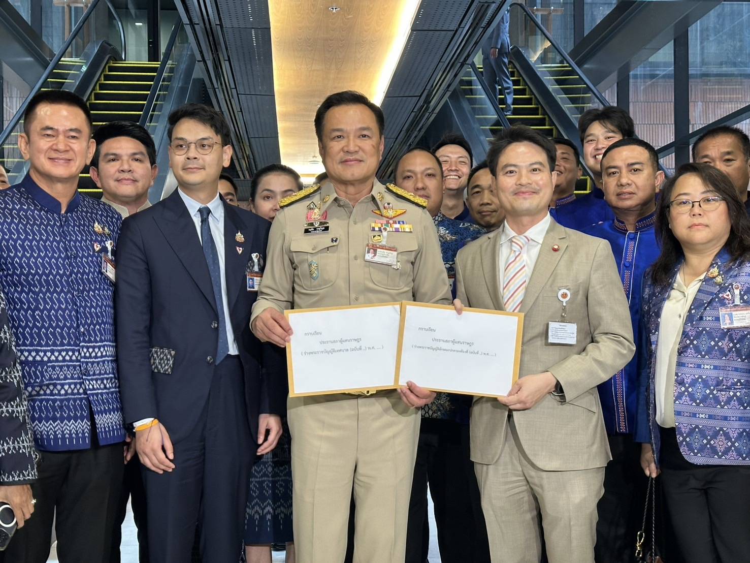"ภท." ยื่น 2 พ.ร.บ. "คงกำนัน-ผู้ใหญ่บ้าน-ระดับเทศบาล" ไว้ ชี้ช่วยอำนวยความสะดวกประชาชน คาดเข้าสมัยประชุมหน้า