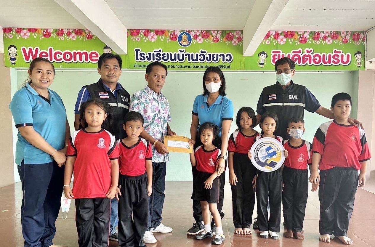 ผู้แทนจากชมรมผู้ประกอบการขนส่งบางสะพาน และผู้แทนจากกลุ่มธุรกิจขนส่งทางบก เอสวีแอล กรุ๊ป ร่วมงานบุญ “ทอดผ้าป่าการศึกษา”