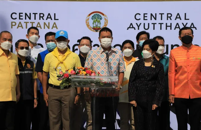 พ่อเมืองกรุงเก่า ถือธงนำทัพ “นักรบกรุงศรี” เดินรณรงค์  สร้างความตระหนักผู้ขับขี่หยุดรถให้คนข้ามทางม้าลาย 