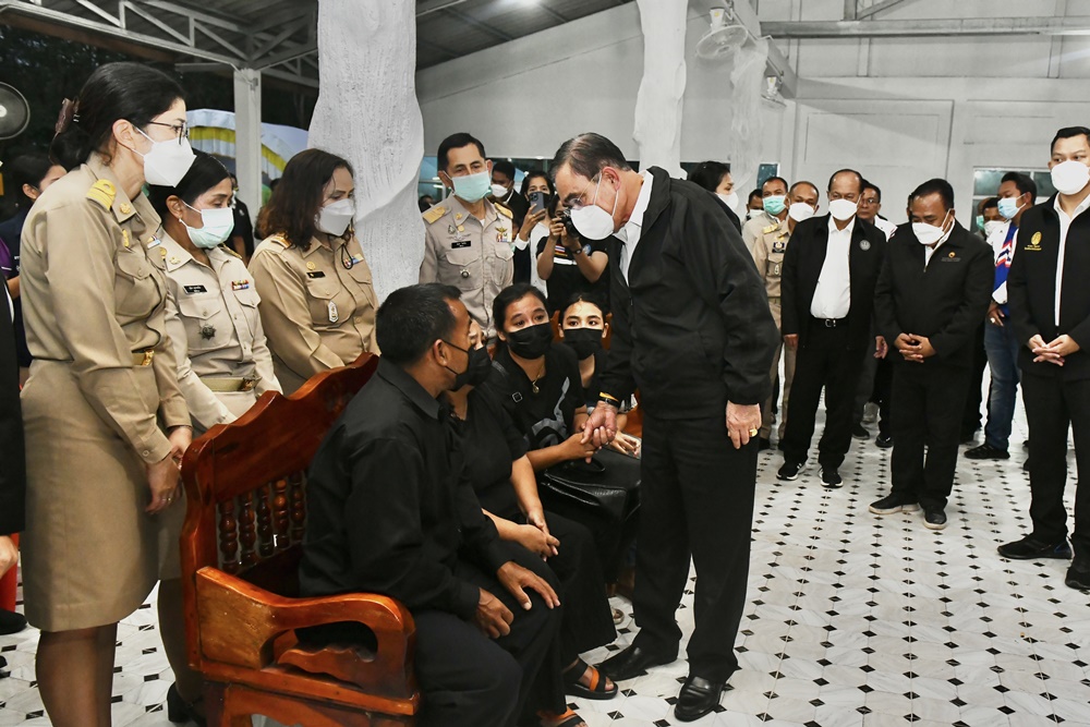 "นายกฯ" เคารพศพผู้เสียชีวิต จากเหตุน้ำท่วม พร้อมให้กำลังใจญาติ มอบเงินช่วยเหลือ