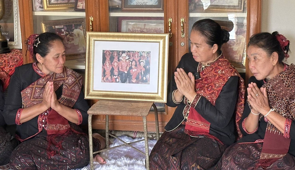 พสกนิกรบ้านโพน น้อมรำลึก "เก้าอี้ทรงประทับ" ของ "พระพันปีหลวง" อายุ 43 ปี