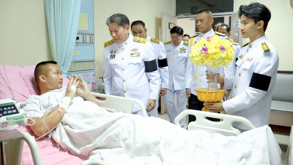 ผู้ว่าฯจันทบุรี เชิญแจกันดอกไม้–กระเช้าสิ่งของพระราชทาย มอบแก่ทหารบาดเจ็บเหตุชายแดนไทย–กัมพูชา