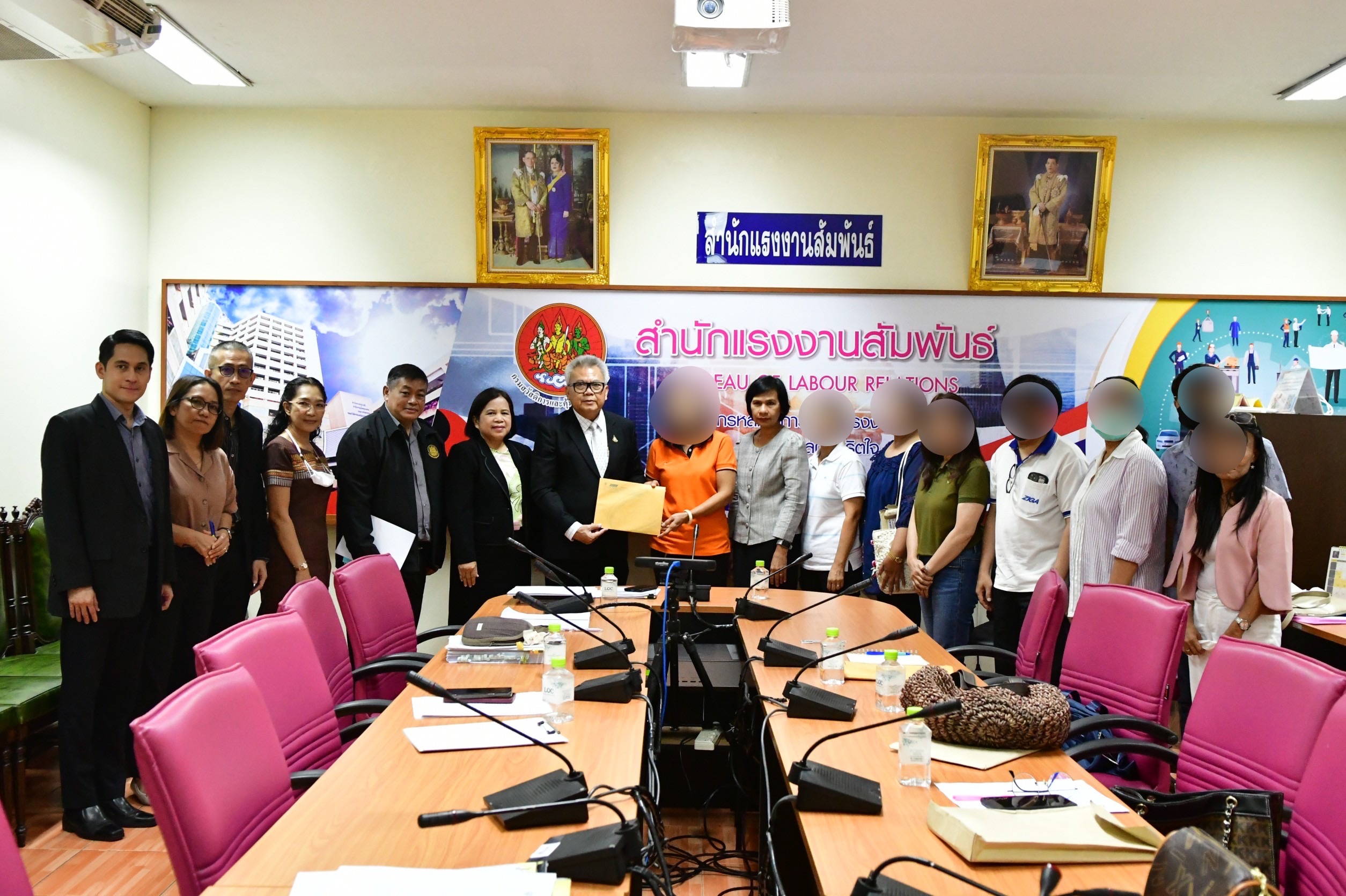 ที่ปรึกษาฯ มนัส พร้อมผู้แทน กสร.ร่วมรับหนังสือลูกจ้างห้างดัง หลังไม่ได้รับค่าจ้าง ย้ำให้ความช่วยเหลือตามกฎหมายอย่างเต็มที่