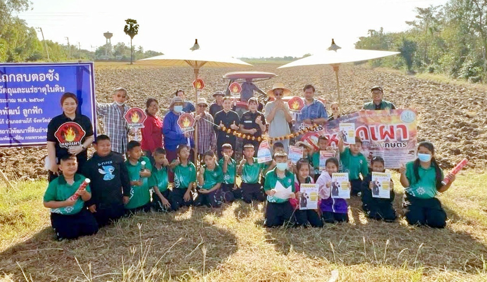อ่างทอง-เครือข่ายเกษตรกรสามโก้ ไถกลบตอซัง ฟื้นดินยั่งยืน ลดเผา ลดฝุ่น PM2.5