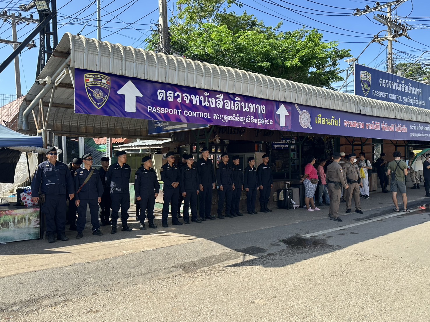 จนท.ชุดควบคุมฝูงชน 1 กองร้อย  ลงพื้นที่หน้าด่านพรมแดนอรัญประเทศ หลังประกาศปิดด่านชายแดน