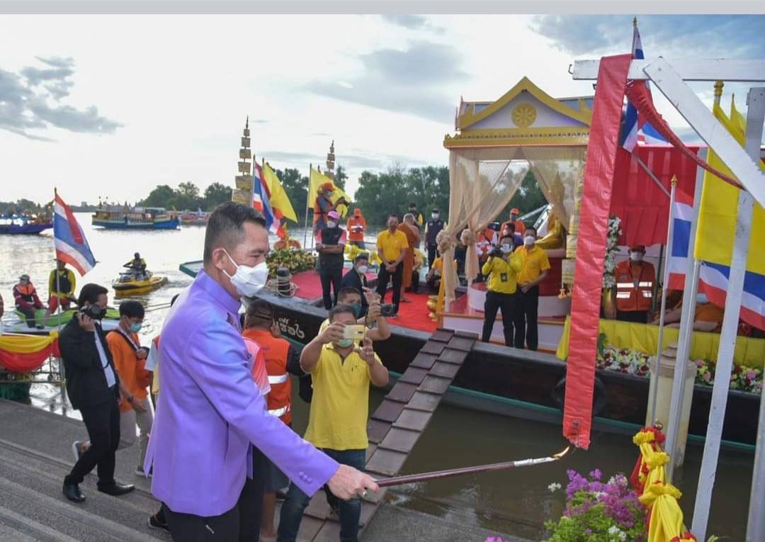 ผู้ว่าฯแปดริ้ว ปล่อยขบวนแห่พ่อโสธรทางน้ำจอดเทียบ 11 ท่าให้ ปชช.กราบไหว้ขอพรเพื่อความเป็นสิริมงคล 