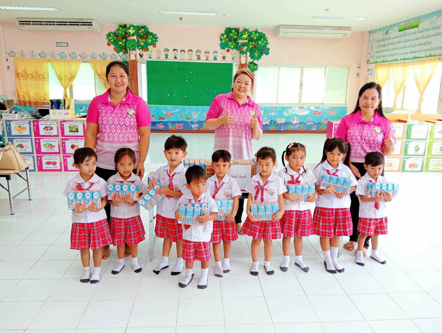 ตำรวจใจดีจัดกิจกรรมมอบนม,น้ำผลไม้และขนมให้กับเด็กนักเรียนศูนย์พัฒนาเด็กเล็กบ้านบางคราม 