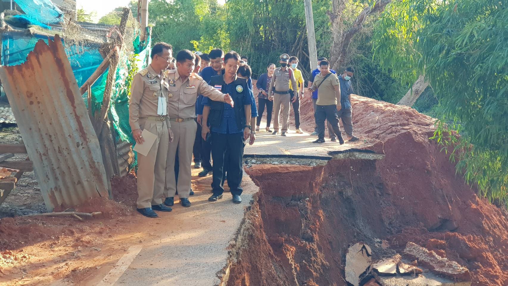 ผู้ว่าฯชัยภูมิ สั่งระดมทีมเร่งแก้ไขวางแบบแผนช่วยชาวบ้านค่ายริมลำชีทรุดด่วน 