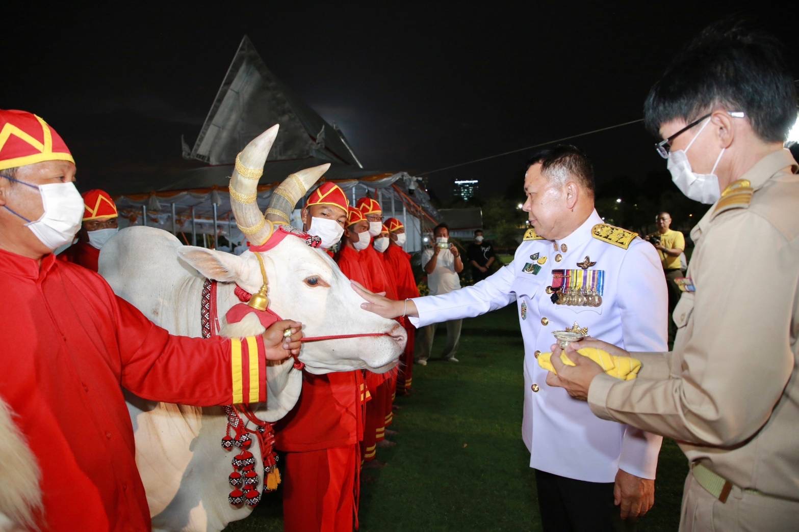 ปลัดฯเกษตร ทำพิธีล้างมือพระยาแรกนาและเจิมหน้าพระโค