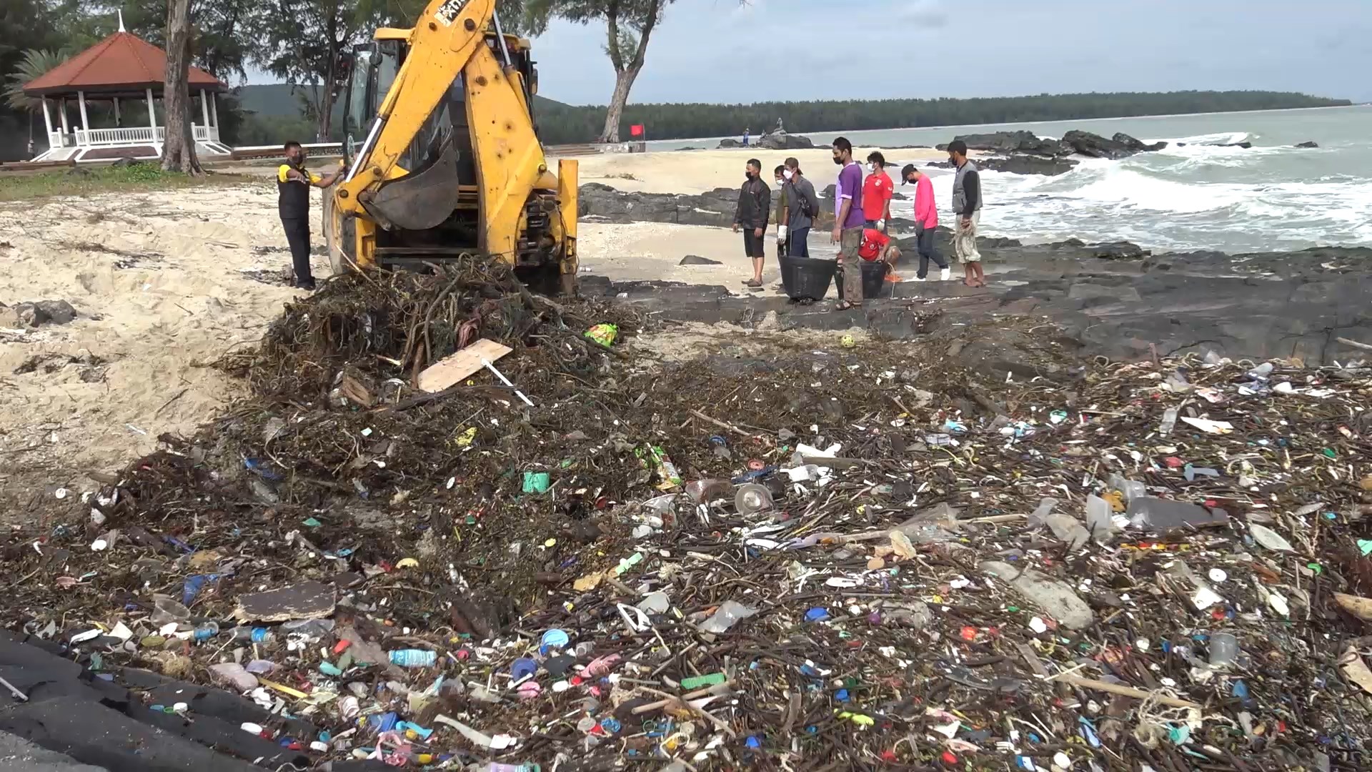 ระดมเครื่องจักรคนงานเก็บขยะจากทะเลหาดสมิหลา-ชลาทัศน์รับนทท.ปีใหม่