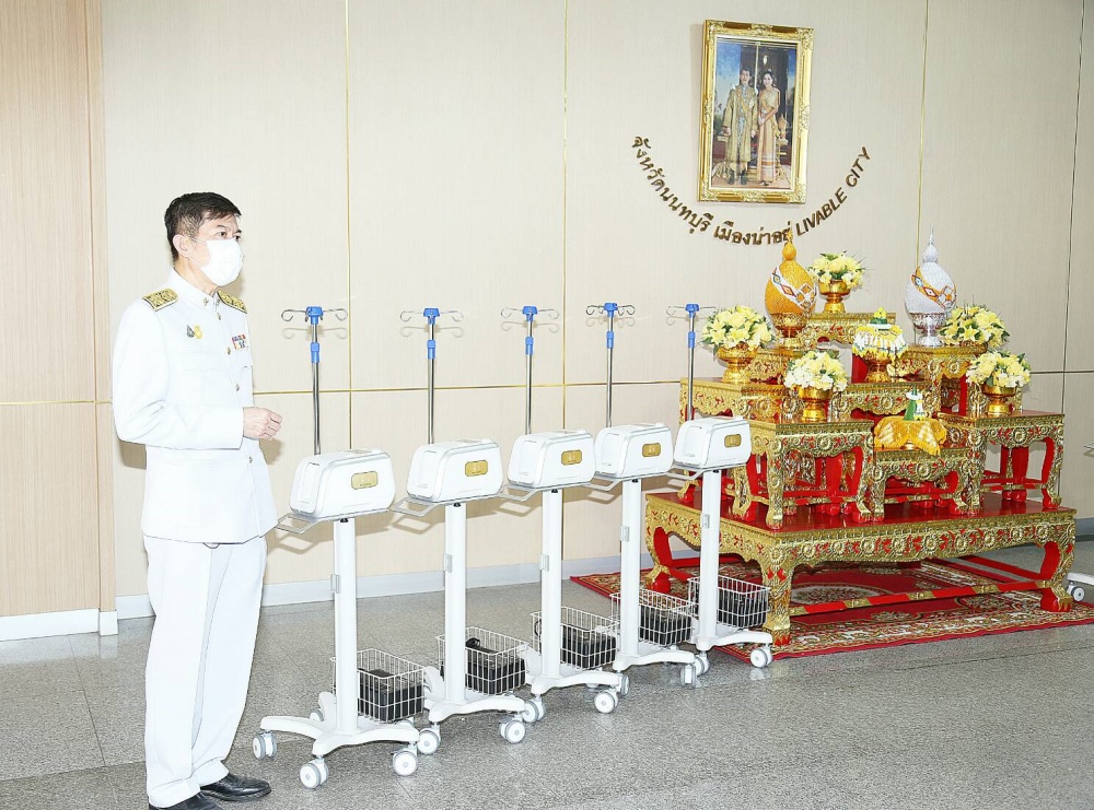 ในหลวง-พระราชินี พระราชทานพระราชทรัพย์ส่วนพระองค์ จัดหาเครื่องช่วยหายใจพระราชทานแก่สำนักงานสาธารณสุขจังหวัดนนทบุรี ใช้ในการรักษาผู้ป่วยโควิด