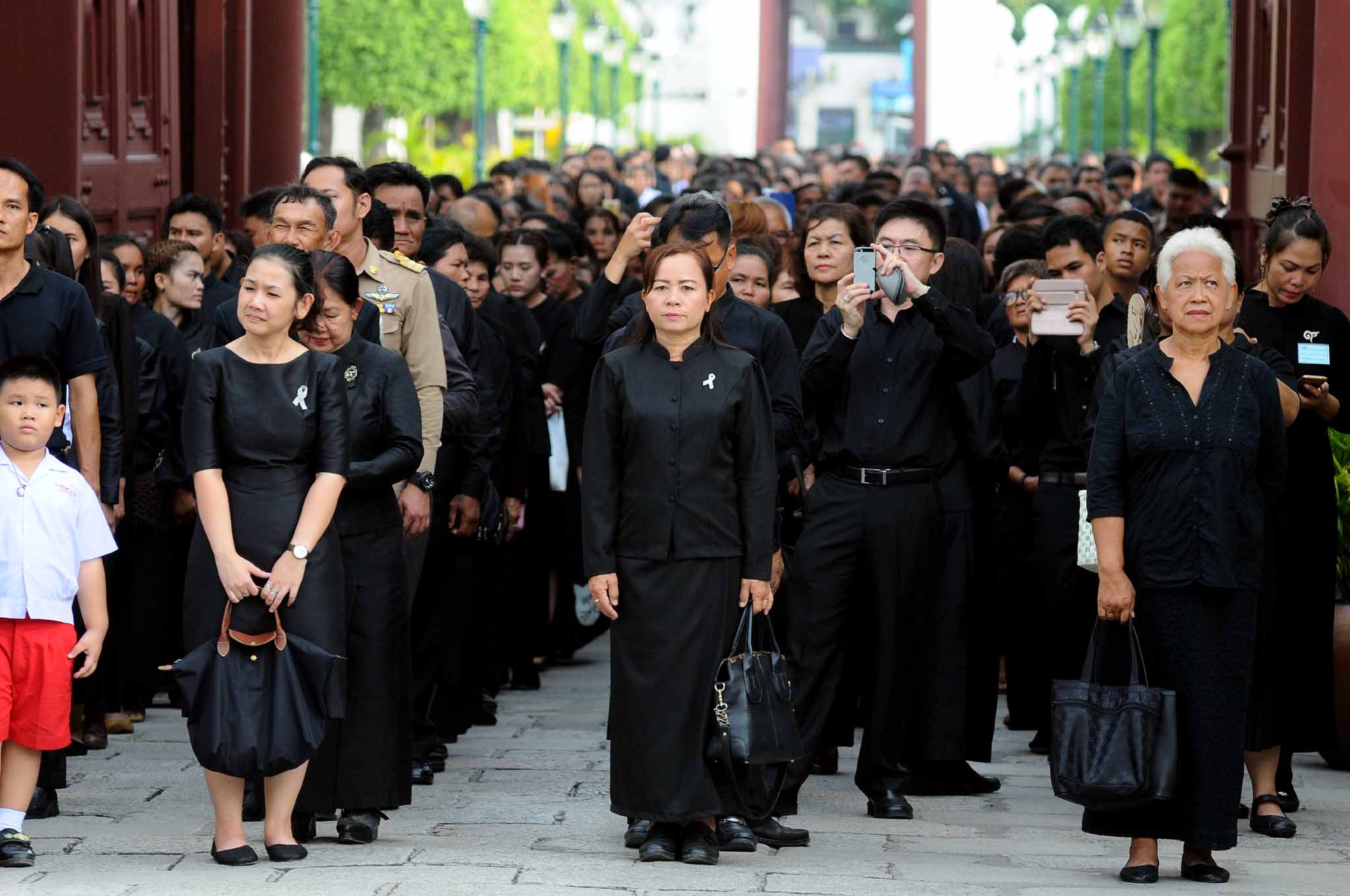 พสกนิกรเข้าถวายสักการะพระบรมศพ วันที่ 20 กันยายน 60 (ประมวลภาพ)
