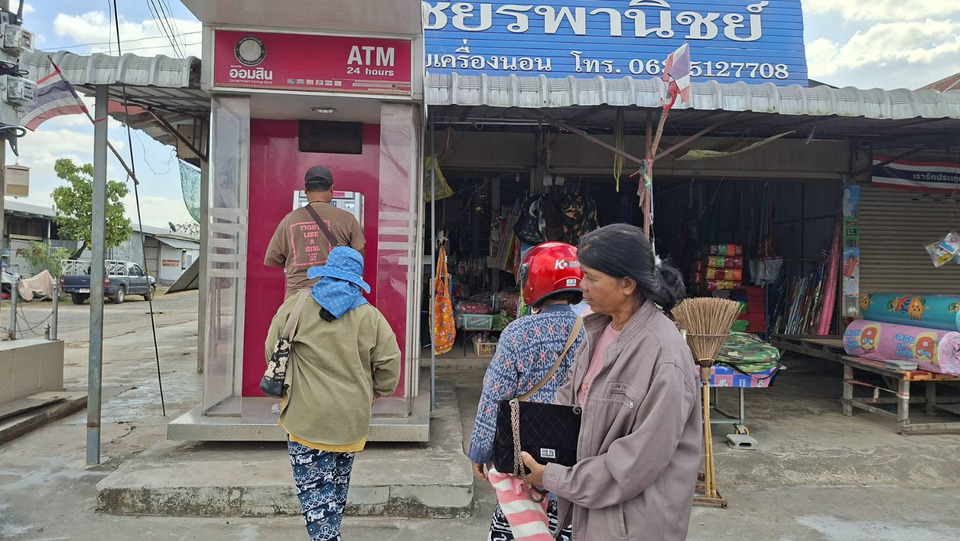 ชาวบ้านชายแดนช่องจอมแห่กดเงินเยียวยาคึกคัก เตรียมเสบียง-เติมน้ำมัน รับมืออพยพรอบ 3