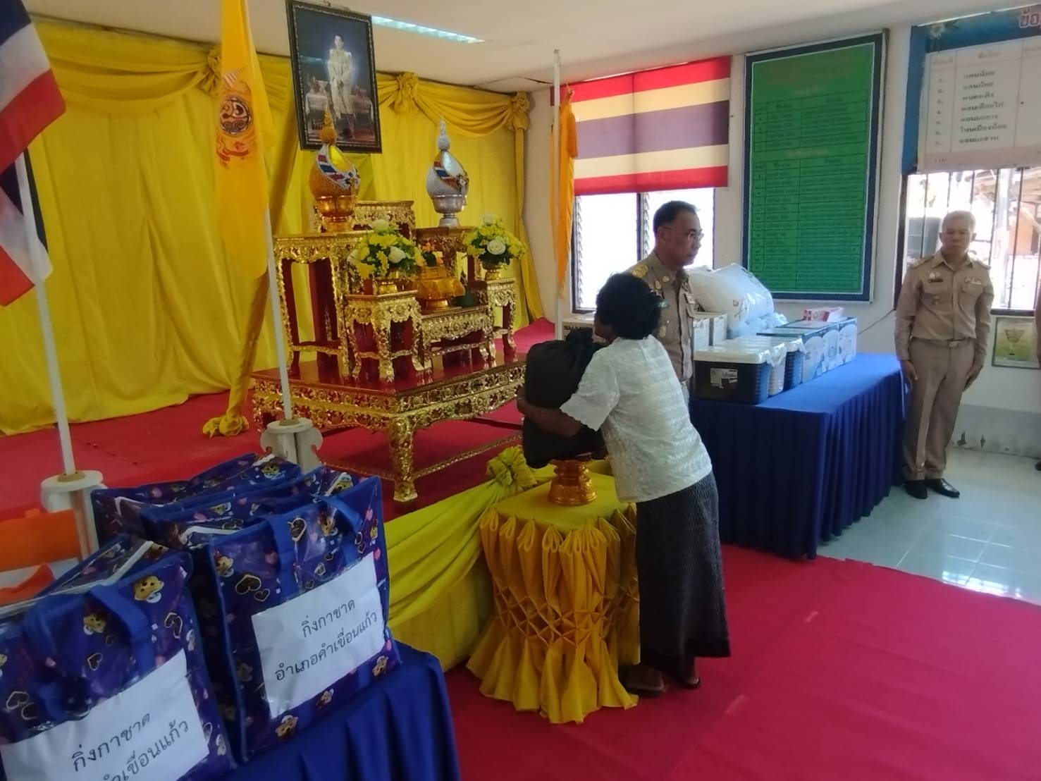 ยโสธรทำพิธีมอบสิ่งของพระราชทานมูลนิธิราชประชานุเคราะห์ ในพระบรมราชูปถัมภ์แก่ราษฎรที่ประสบอัคคีภัย