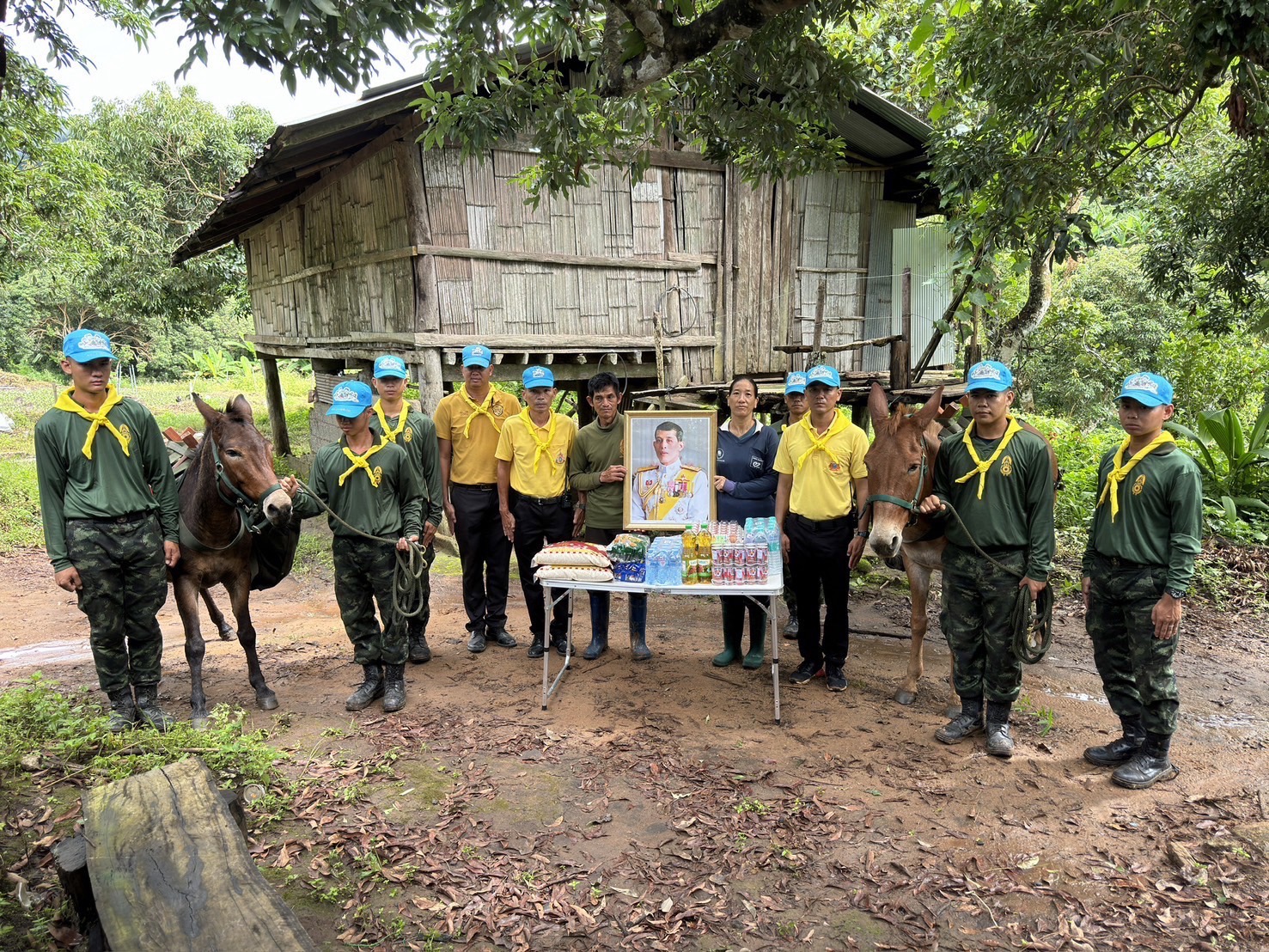 เพื่อประชาชน.!“ทบ” ใช้ล่อขนเครื่องอุปโภคบริโภค ยารักษาโรค ช่วยเหลือประชาชน บนพื้นที่สูงที่ได้รับผลกระทบจากอุทกภัย