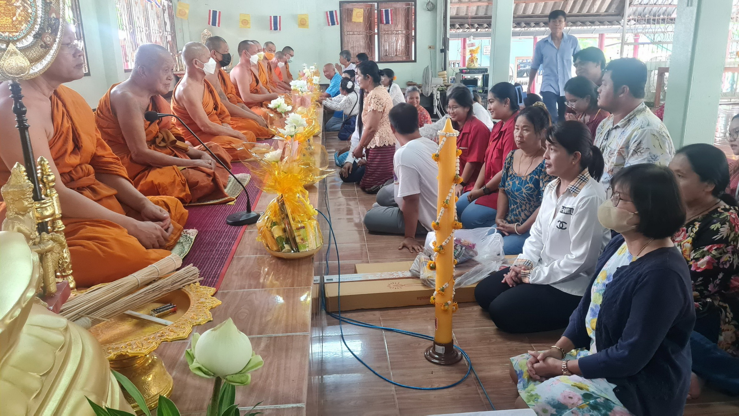 ชาวบางเสร่ จัดขบวนเรือสปีดโบ๊ท แห่เทียนพรรษาทางบก อย่างยิ่งใหญ่ 
