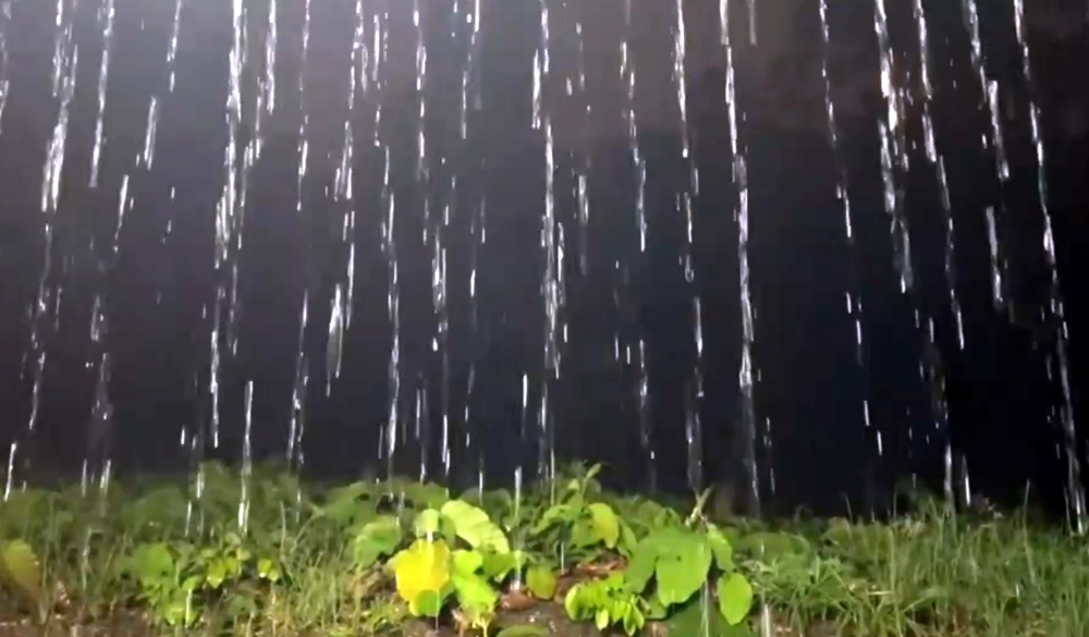 เตรียมตัวให้พร้อม!! พยากรณ์อากาศพรุ่งนี้ ฝนตกหนักทั่วประเทศ กทม.ก็ไม่รอด 