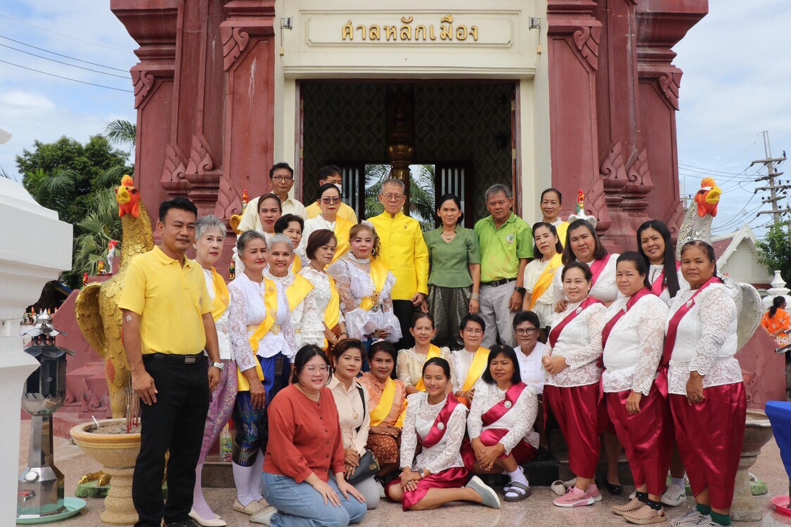 นางรำจากสมุทรสาคร-อ่างทอง กว่า 70 คน ร่วมรำแก้บนศาลหลักเมืองอ่างทอง 