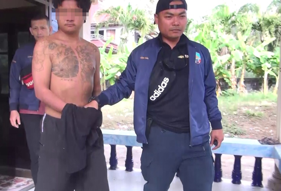 ผวาทั้งบ้าน​! ตร.บุกรวบหนุ่มเมายาคลั่ง​ขู่ฆ่าพ่อแม่ ค้นเจออุปกรณ์เสพ-ท่อนไม้ไล่ตี