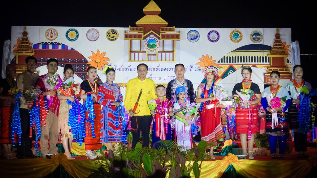 นอภ.ขุนยวม นำเดินแบบการกุศล ส่งเสริมอัตลักษณ์ท้องถิ่น ในรื่นเริงต้อนรับเทศกาลดอกบัวตองบาน ประจำปี 2567