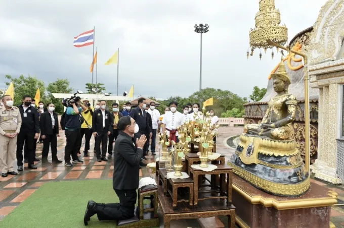 “นายกฯ” ถึงเพชรบูรณ์ ก่อนไหว้พระพุทธมหาธรรมราชา ชาวบ้านแห่ให้กำลัง พร้อมสัญญาใจ “ถ้าได้จะสนับสนุน รมต.สันติอุ้มพระองค์นี้ลงน้ำ” 