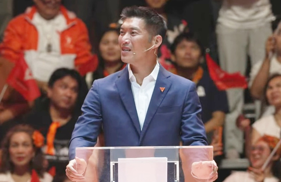 ชี้ชะตาพรุ่งนี้! “ธนาธร” ลุ้นศาลนัดพิพากษาคดี ม.112 ปมไลฟ์สด “วัคซีนพระราชทาน”