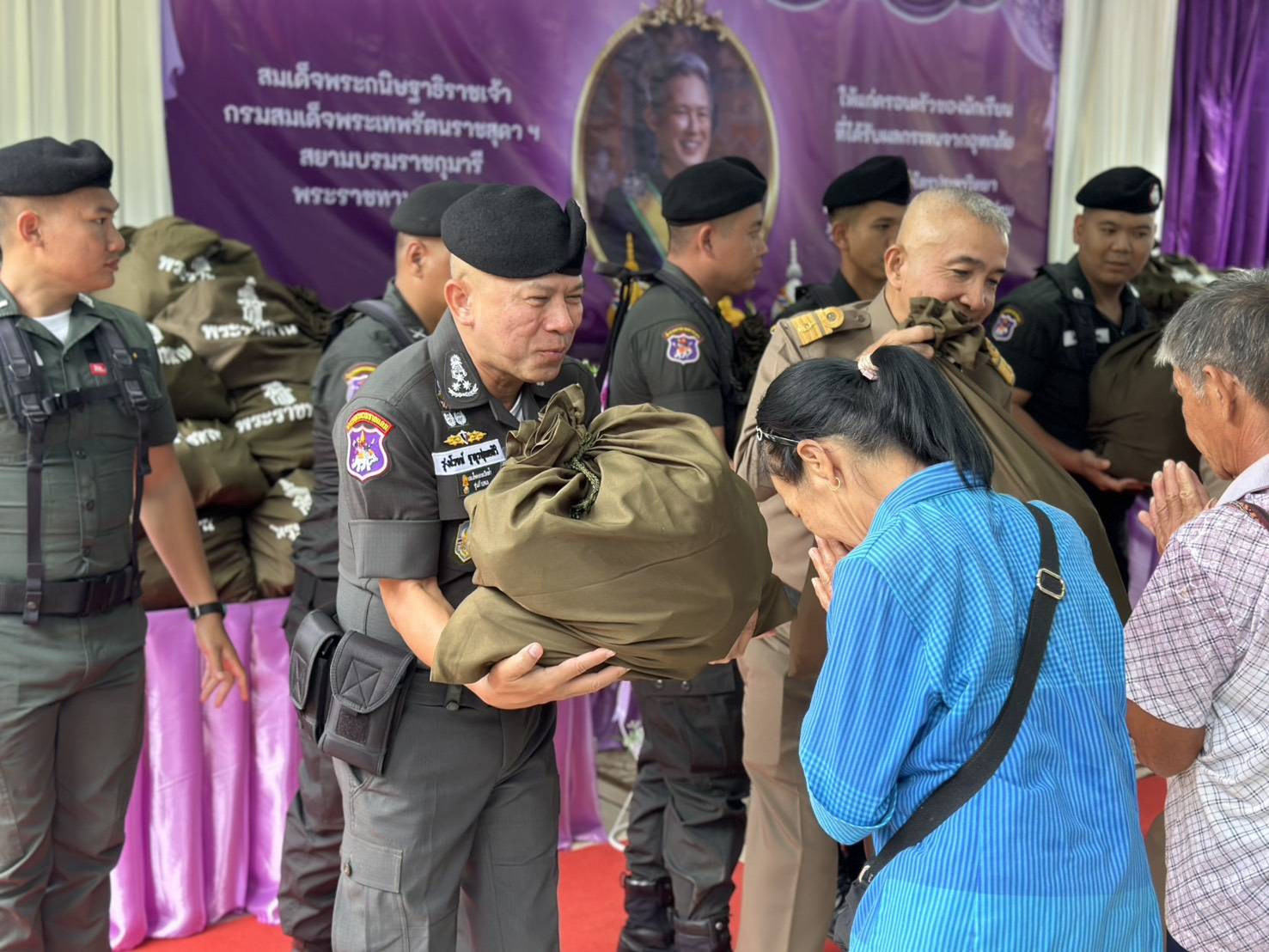 ทรงห่วงใยพสกนิกร! สมเด็จพระกนิษฐาธิราชเจ้าฯ พระราชทานสิ่งของ 750 ชุด ช่วยเหตุน้ำท่วม จ.น่าน ซาบซึ้งหาที่สุดมิได้