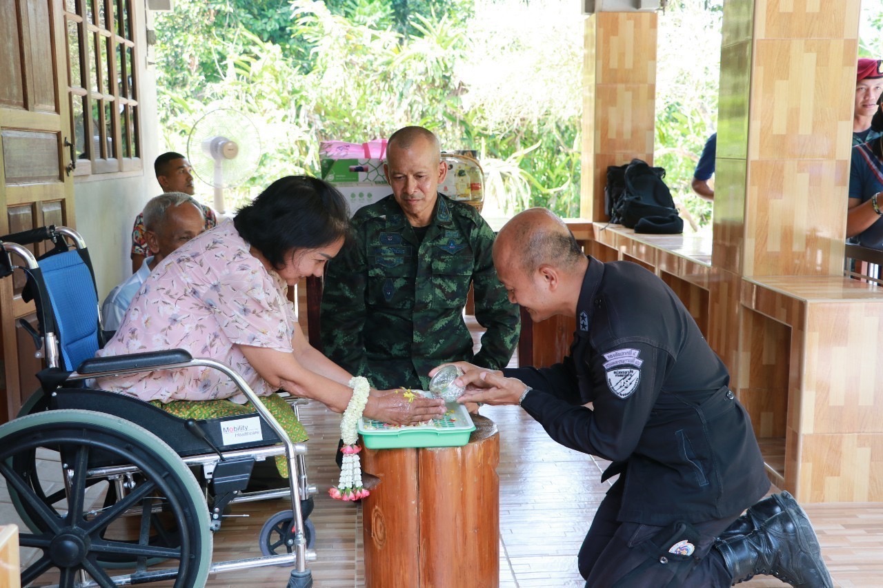 ผู้บัญชาการกองพลทหารราบที่ 15 นราธิวาส เยี่ยมรดน้ำขอพร และให้กำลังใจ ‘ป้านิ่ม หญิงแกร่ง’ แห่งสุไหงปาดี