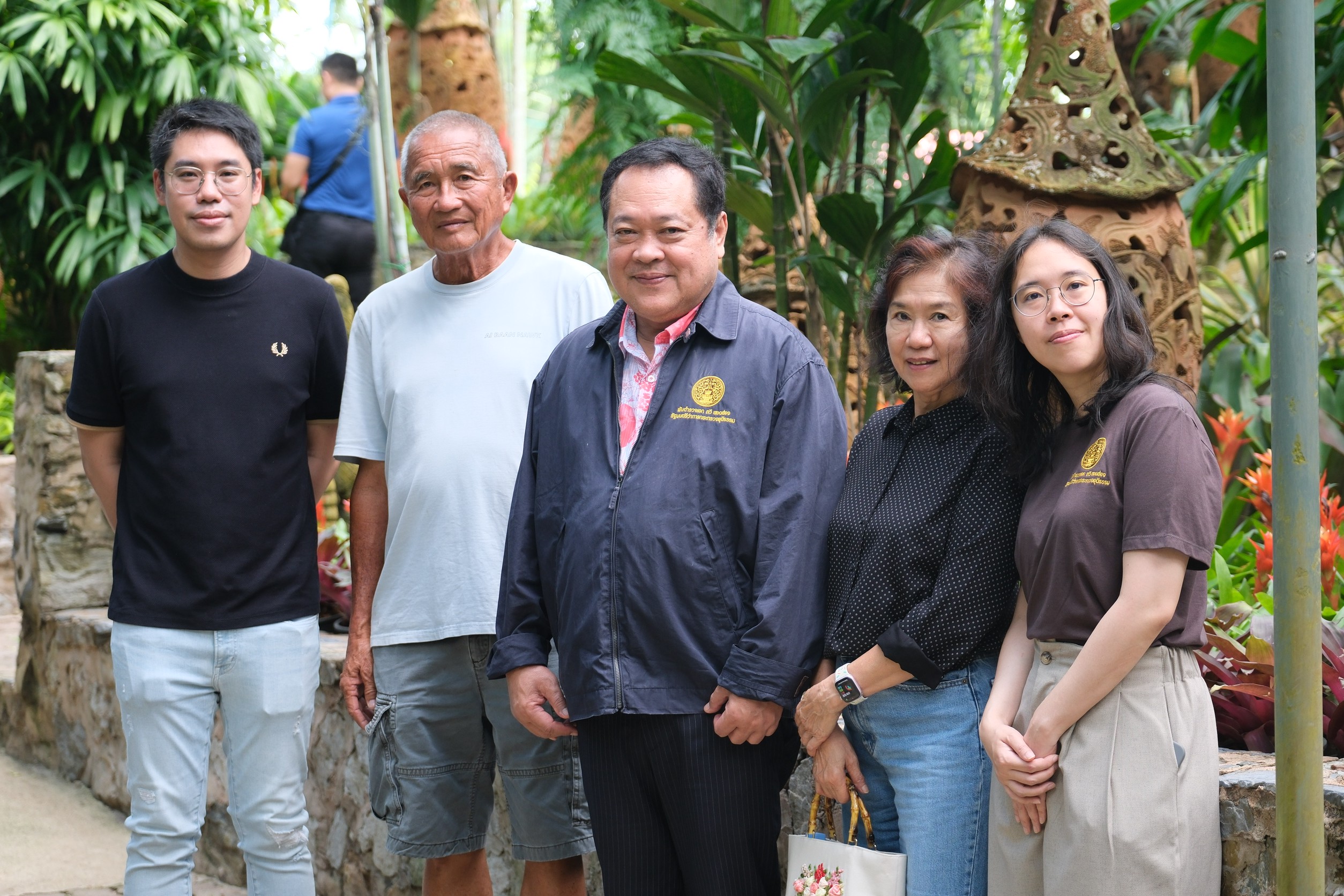 ไม่เครียดการเมือง  ! "ทวี" พักผ่อนพร้อมครอบครัว เที่ยวชมสวนนงนุช พร้อมป้อนกล้วยให้ช้าง 