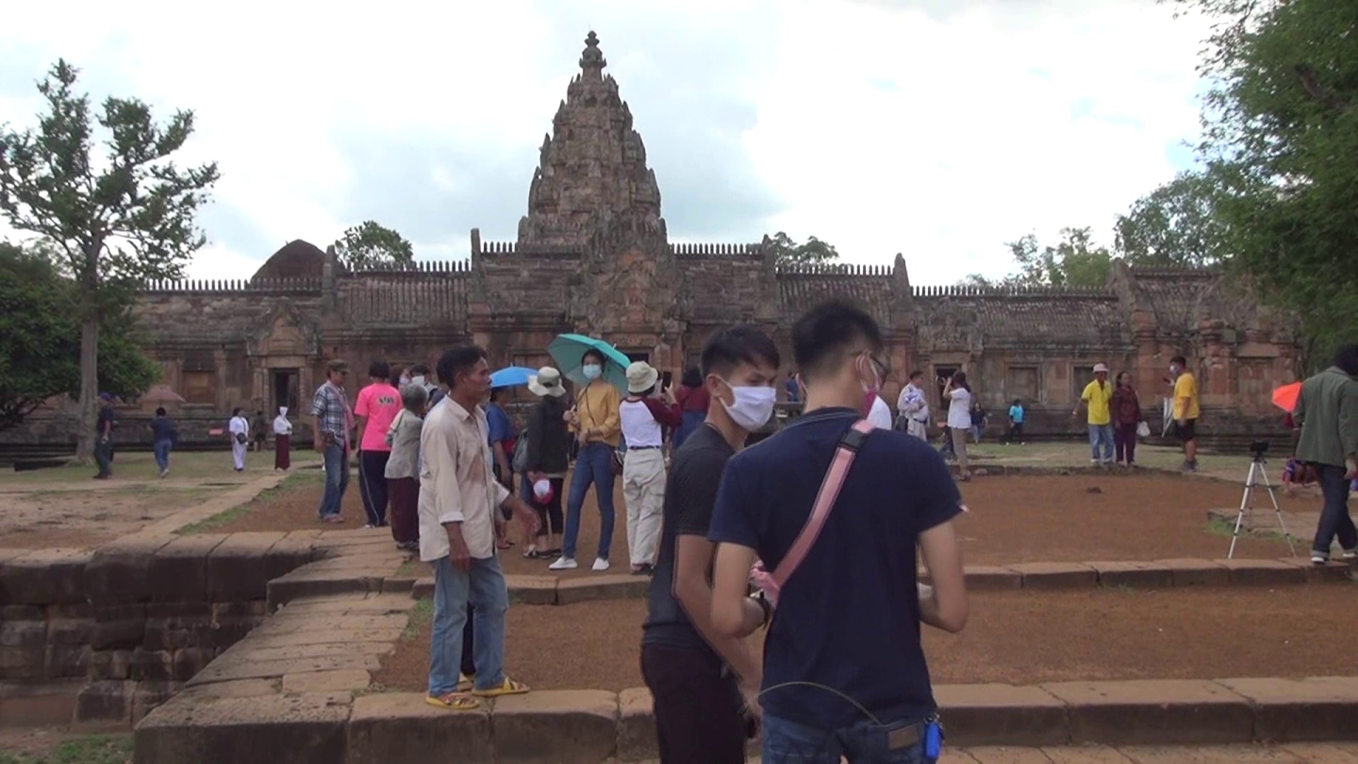 นทท.แห่เที่ยวชมงดงาม "ปราสาทพนมรุ้ง"อารยธรรมโบราณ​ ช่วงหยุดยาวชดเชยสงกรานต์คึกคัก