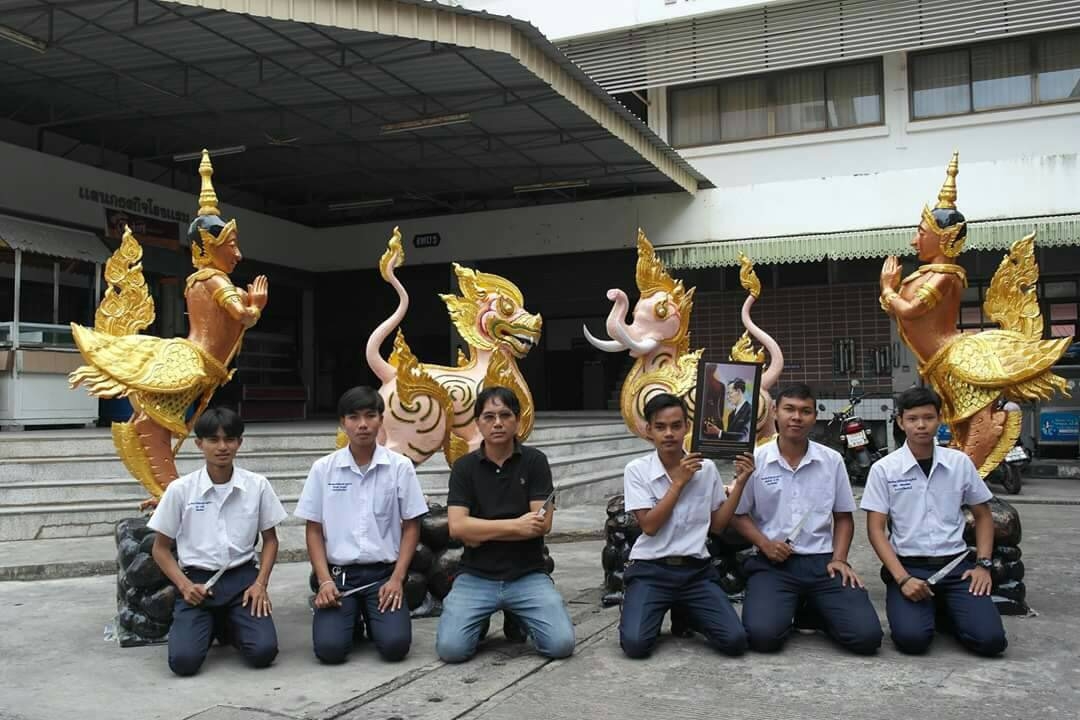 อาชีวะสุราษฎร์ แกะสลักโฟมสัตว์หิมพานต์แต่งภูมิทัศน์พระเมรุมาศจำลอง