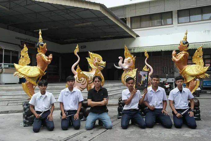 อาชีวะสุราษฎร์ แกะสลักโฟมสัตว์หิมพานต์แต่งภูมิทัศน์พระเมรุมาศจำลอง
