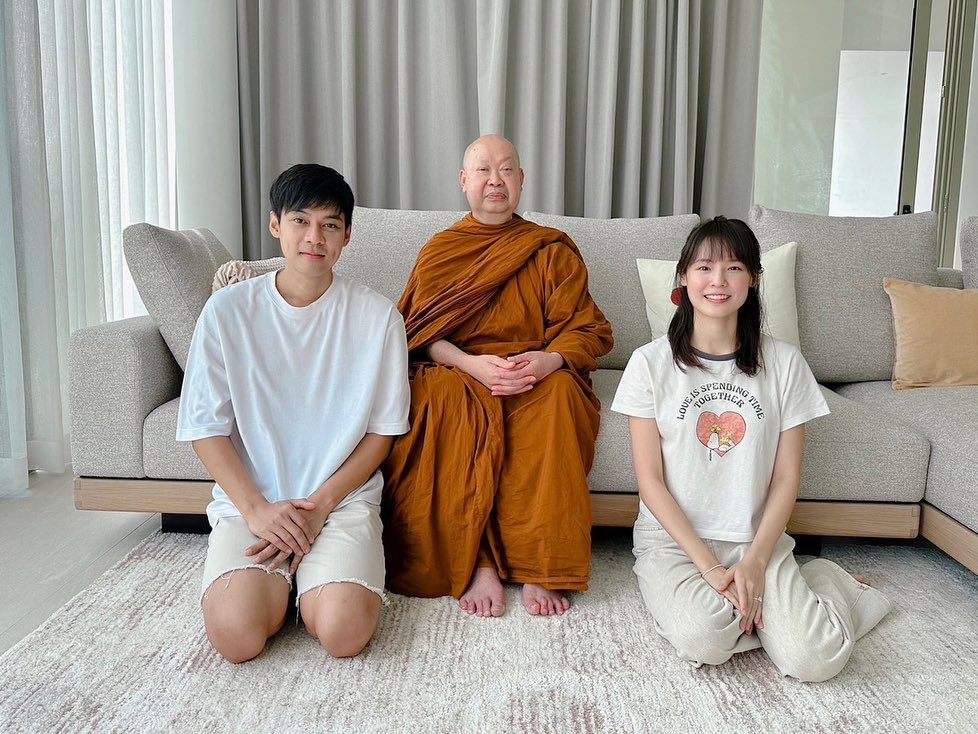 "แพตตี้-แดน" ถือฤกษ์ดีทำบุญบ้านขึ้นบ้านใหม่สุดอบอุ่น