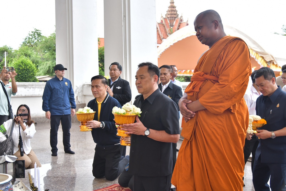 “นายกฯหนู” ปิดทองหัวใจพระนอนหาดใหญ่ ขอพรให้ไทยมีชัยชนะ ใครไม่หวังดีกับ ปท. ต้องพินาศ บอกไม่ได้ขอเรื่องการเมือง
