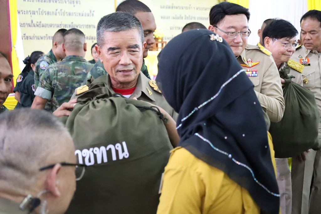 องคมนตรี เชิญสิ่งของพระราชทาน มอบให้แก่ราษฎรจังหวัดสตูล