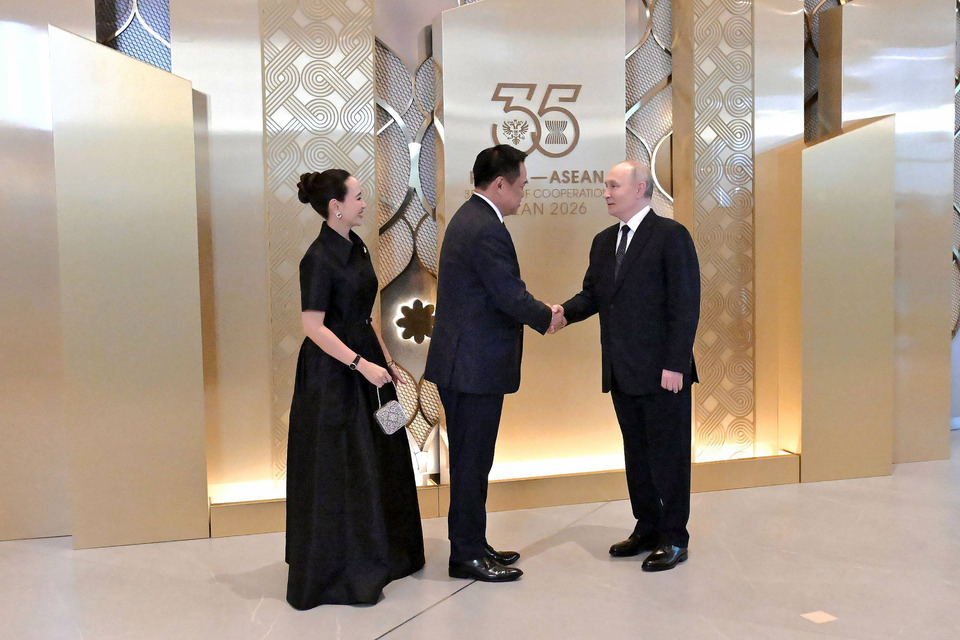 ภาพประวัติศาสตร์! “นายกฯ อนุทิน” จับมือ “ปูติน” กลางงานเลี้ยงผู้นำอาเซียน ตอกย้ำความสัมพันธ์ไทย-รัสเซียแน่นแฟ้น