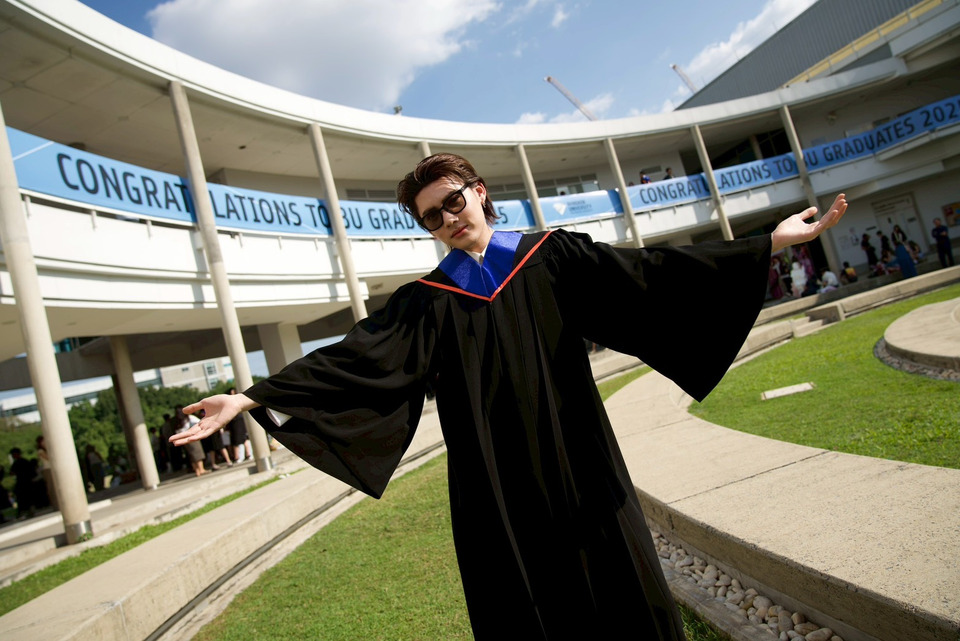 บัณฑิตป้ายแดง “ท๊อปเทน ศุภกรณ์ " ภูมิใจ คว้าปริญญาตรีคณะนิเทศศาสตร์ จากมหาวิทยาลัยกรุงเทพ ได้สำเร็จ