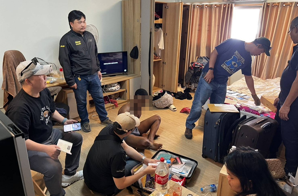 ตม.บุกทลายรัง Romance Scam กลางเมืองทองธานี รวบต่างชาติผิวสี 13 ราย หลอกหญิงไทยสูญกว่า 2 ล้านบาท