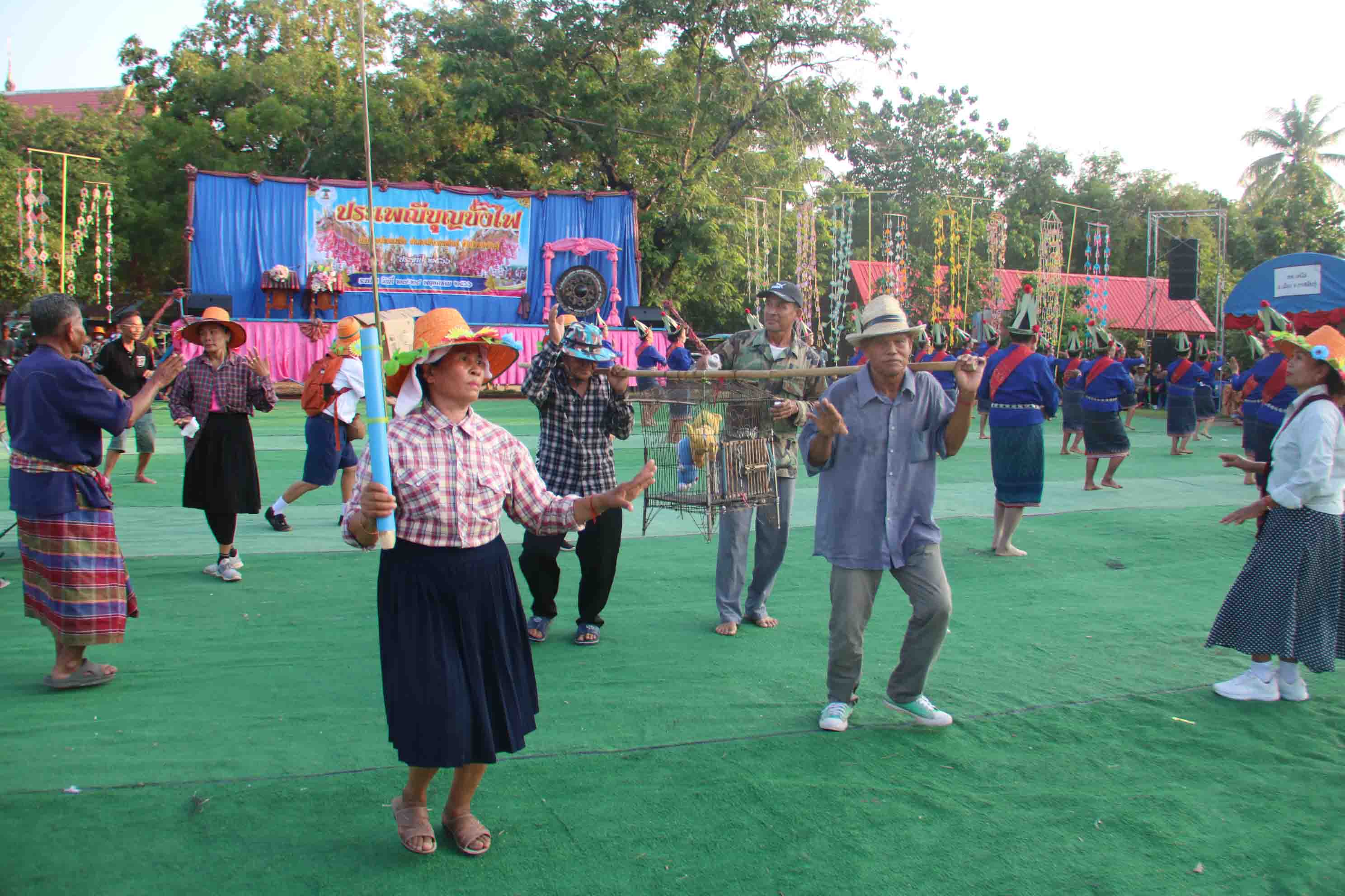 ชาวตำบลเหนือ กาฬสินธุ์ร่วมสืบสานประเพณีบุญบั้งไฟแห่นางแมวขอฝน
