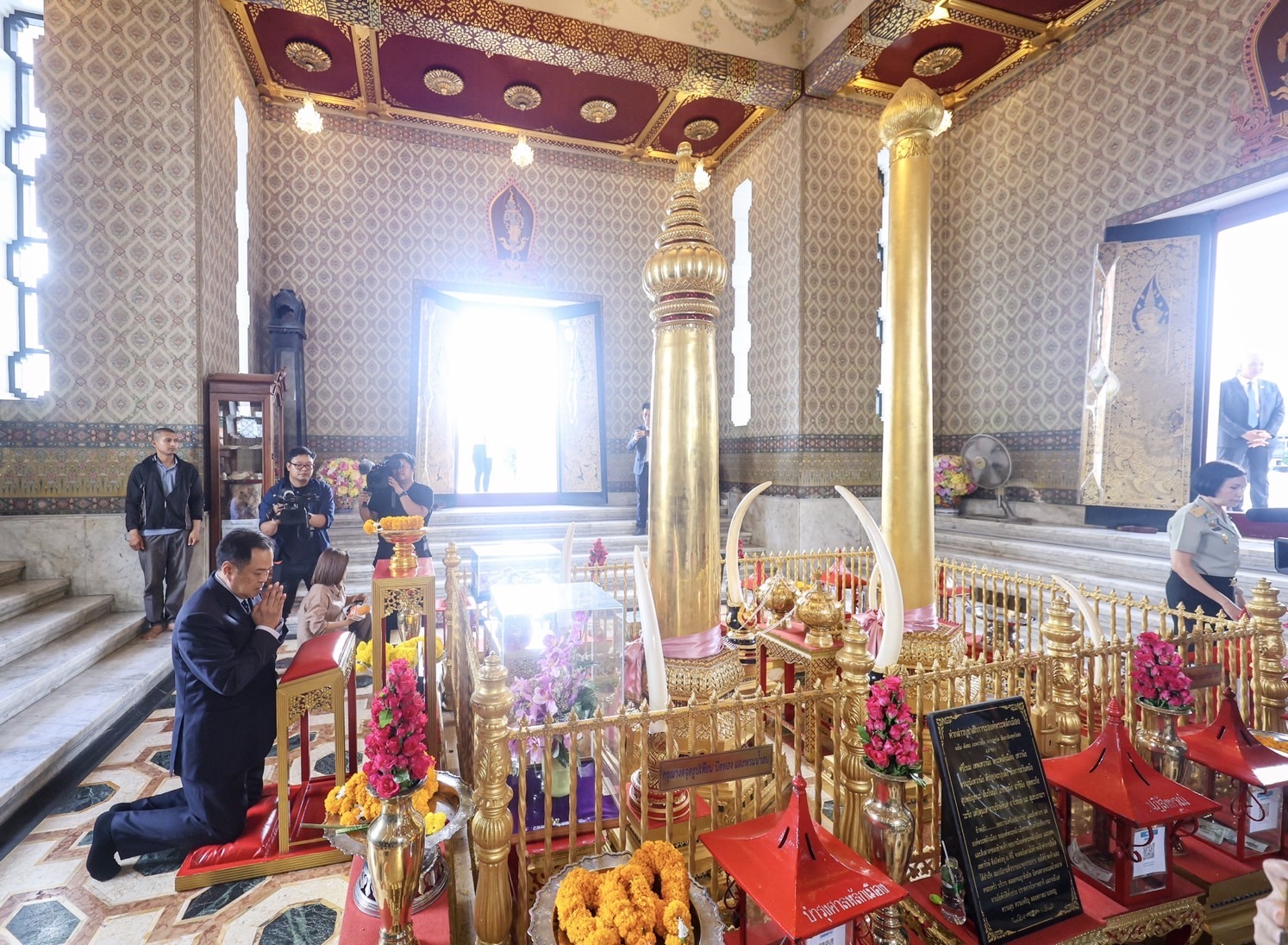 “อนุทิน” สักการะศาลหลักเมือง - วัดพระแก้ว เสริมสิริมงคล หลังรับตำแหน่งนายกฯ เติมน้ำมันตะเกียงสะเดาะเคราะห์ ขอพรปท.เจริญก้าวหน้า - ปชช.สามัคคี