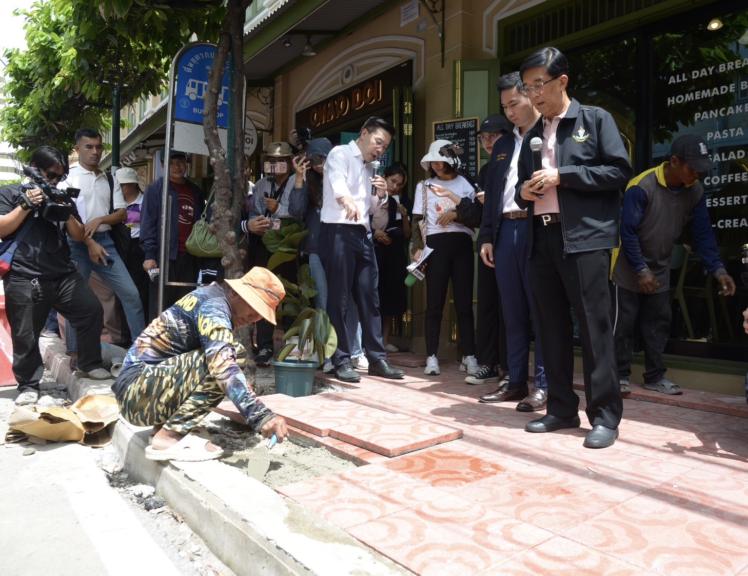 โฆษกฯกทม.เผยบาทวิถีใหม่ของเยาวราช"กระเบื้องลายดอกโบตั๋น"แลนด์มาร์คท่องเที่ยวใหม่พร้อมรับนทท. 