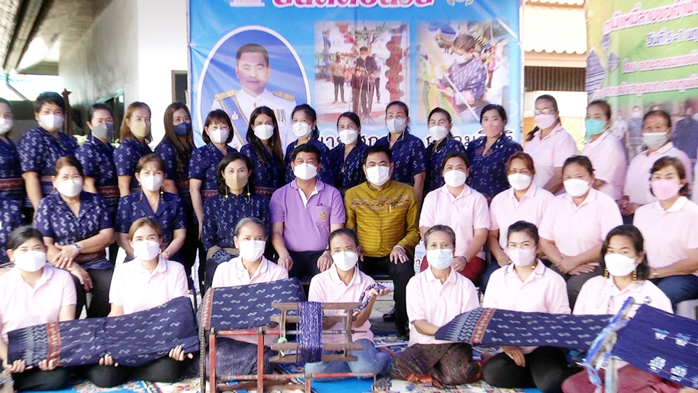 สุพรรณฯ ส่งเสริมการทอผ้ามัดหมี่ลายขอเจ้าฟ้าสิริวัณณวรี ต่อยอดภูมิปัญญากลุ่มสตรีอู่ทอง