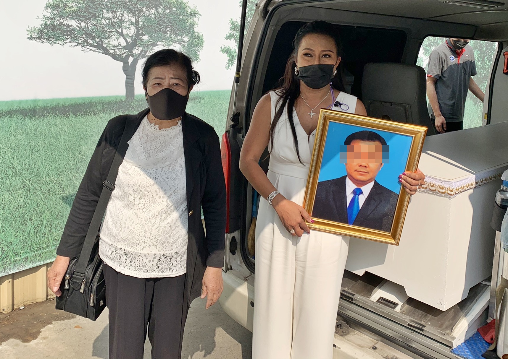  ครอบครัวเหยื่อถูกตร.ใส่กุญแจมือไพล่หลังเกิดอุบัติเหตุก่อนเสียชีวิต  นำร่างไร้วิญญาณร้อง ผบ.ตร. เร่งรัดคดี