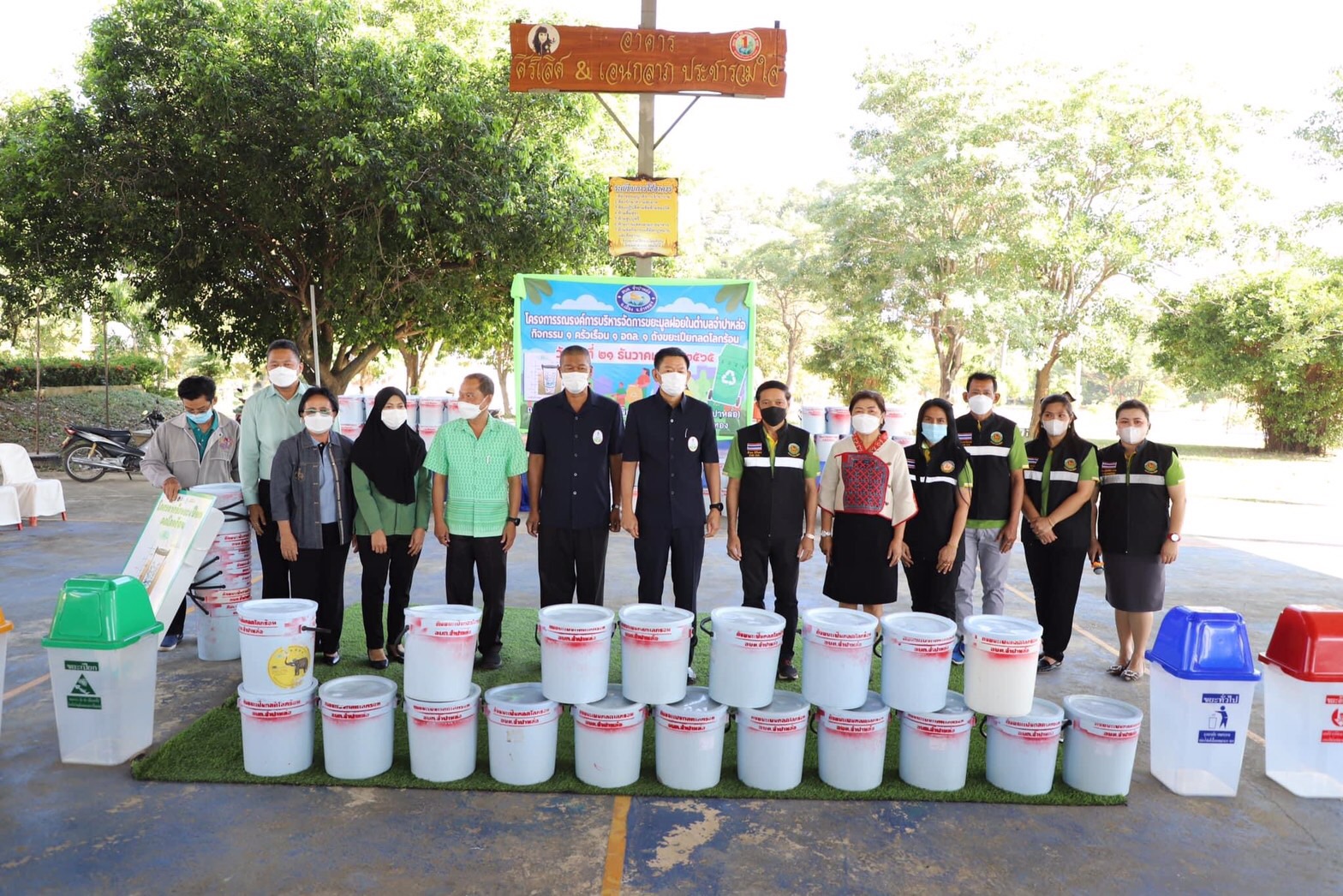 ผู้ว่าฯอ่างทองร่วมรณรงค์การบริหารจัดการขยะมูลฝอยในตำบลจำปาหล่อ 