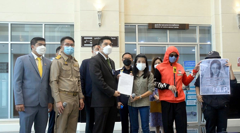 กลุ่มแฟนคลับ "แตงโม" บุกร้อง "ยธ." ขอเคลียร์ปมเสียชีวิต