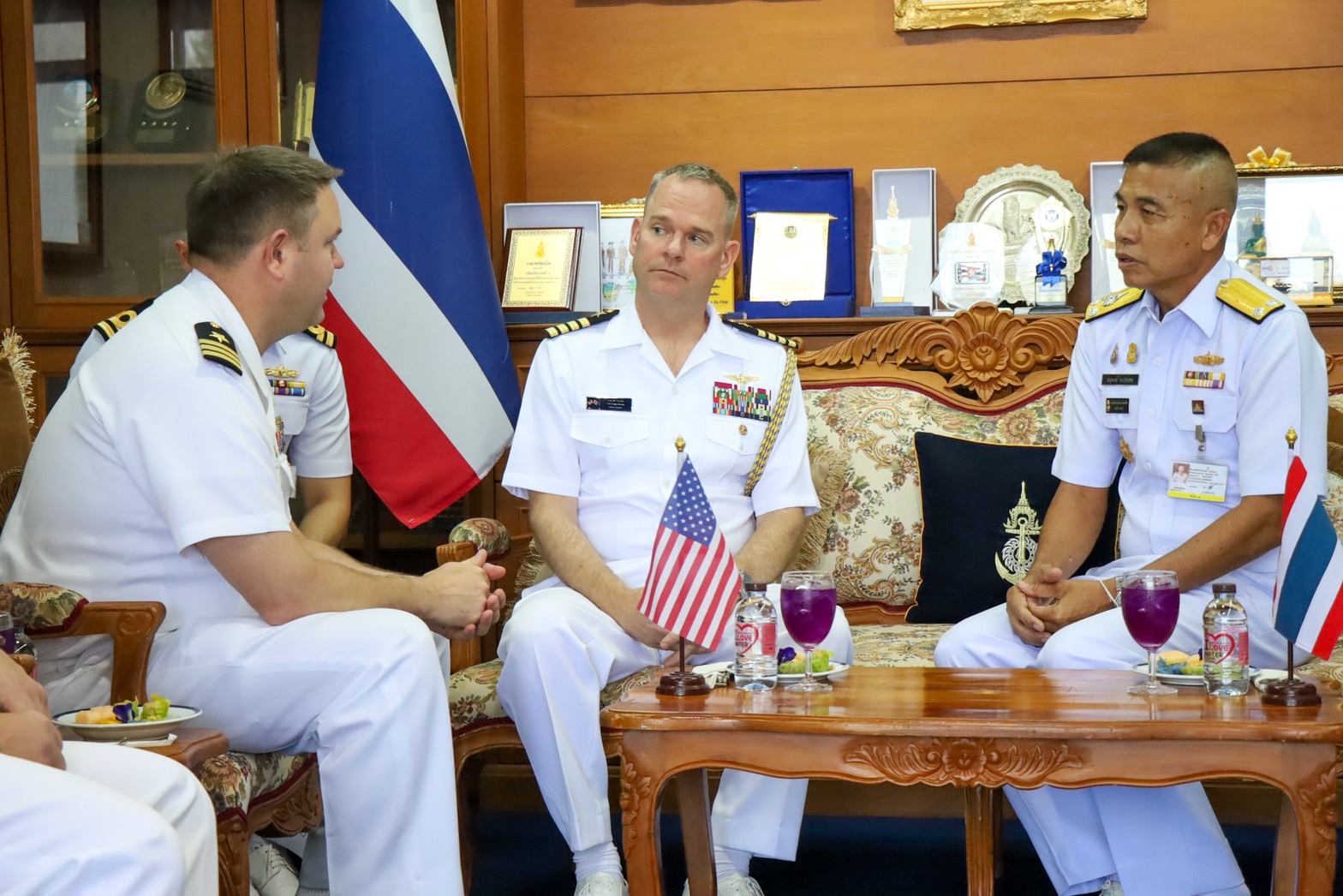 ผบ.ทรภ.1 ต้อนรับผู้ช่วยทูตทหารเรือสหรัฐฯ ประจำประเทศไทย และผู้บังคับการเรือ USS Rafael Peralta