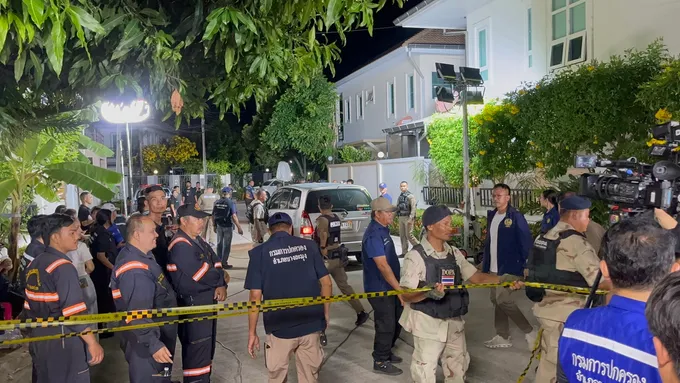 ล้อมกว่า 9 ชม. โดรนความร้อนยังไม่พบตำแหน่ง “หมวดโอ๋” ในบ้าน ลูกชายถึงพื้นที่เตรียมเจรจา