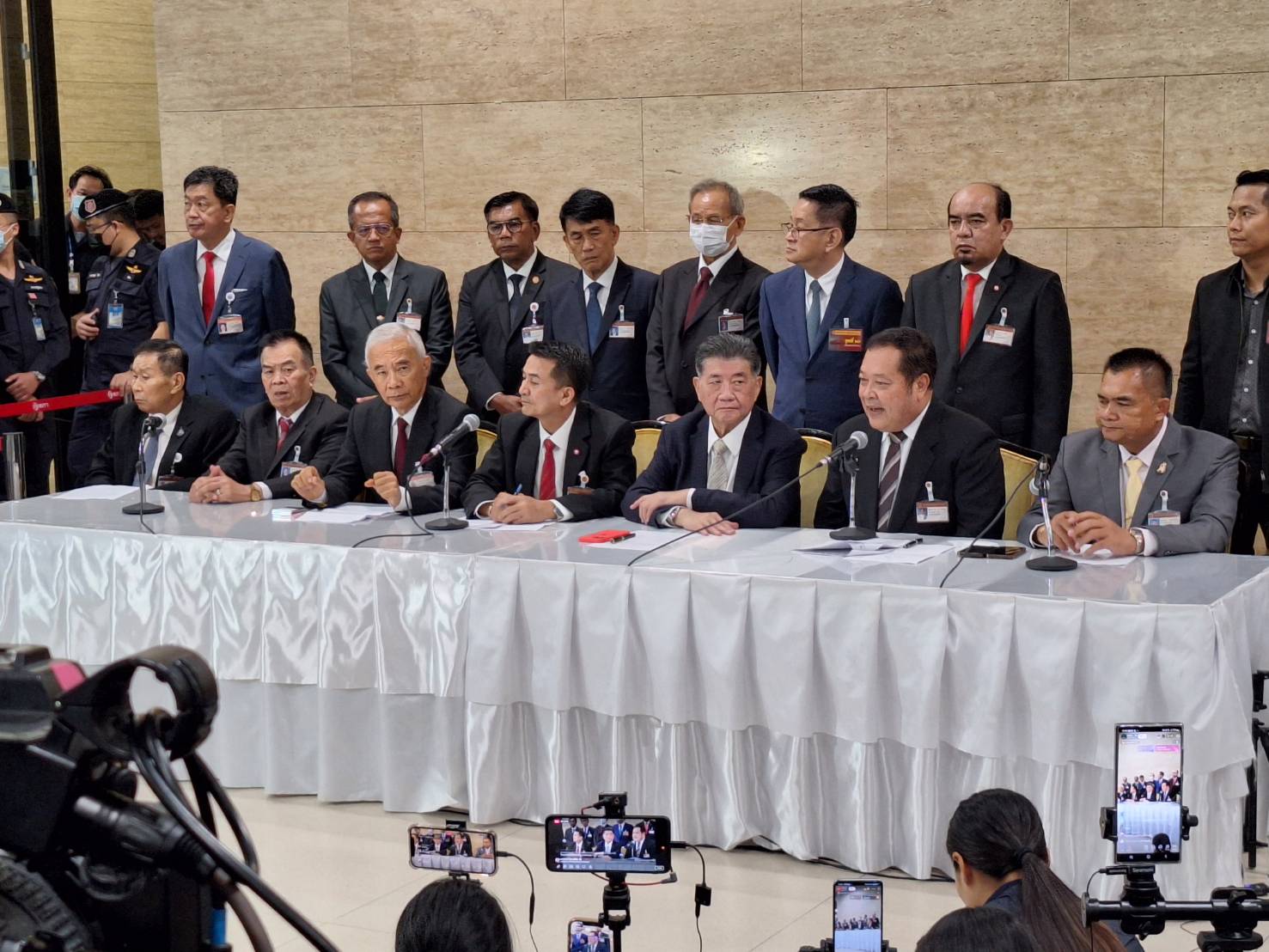 "เพื่อไทย" จับมือ "6 พรรค" ออกแถลงการณ์จัดตั้งรัฐบาล หวังคลี่คลายสถานการณ์ สลายขั้วการเมือง ยิ่งประวิงเวลา ทำประเทศเสียหาย