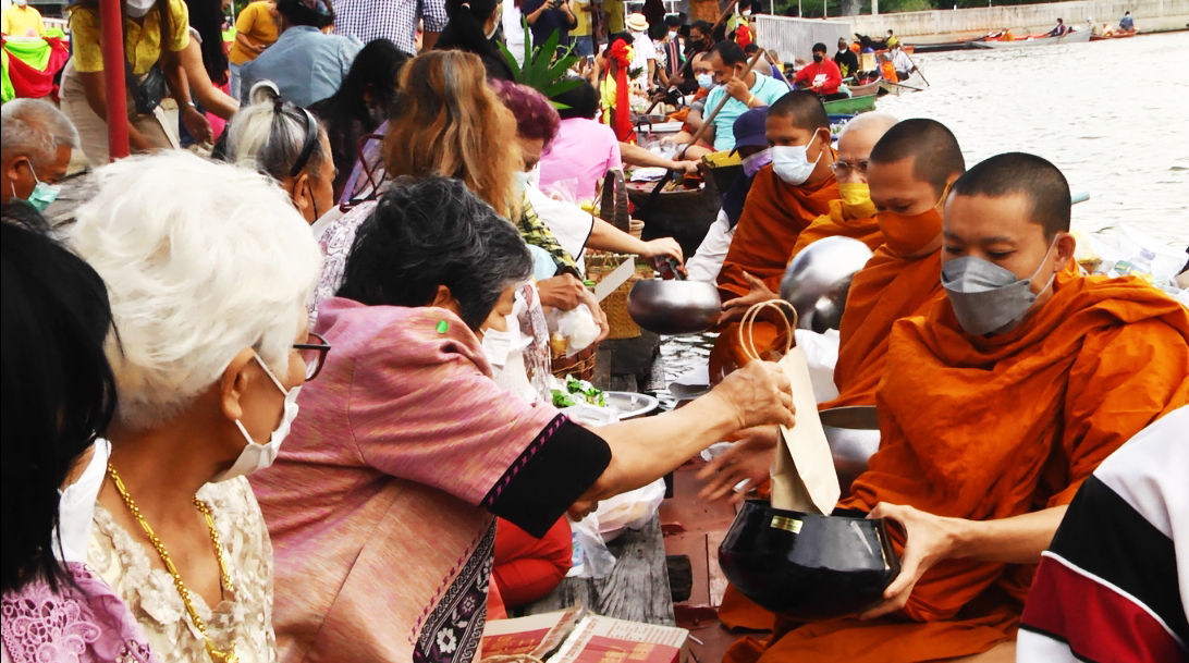 พุทธศาสนิกชนสุพรรณบุรี ร่วมสืบทอดประเพณีตักบาตรกลางน้ำ กว่า 100 ปี